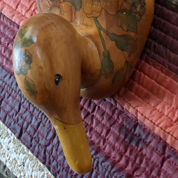 Hand carved hand painted vintage decoy duck w/ folk art painted flowers - Picture 3 of 10